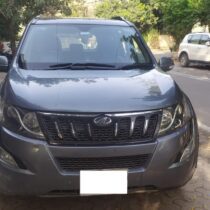 Mahindra XUV 500 W10 With Sunroof